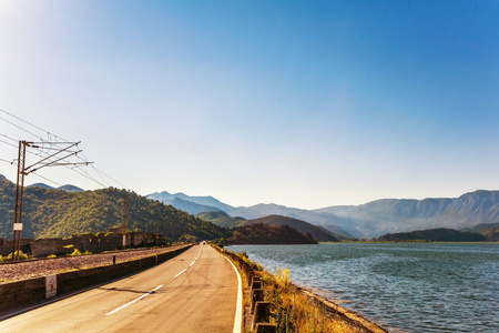 沿着海岸前进的道路