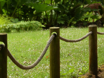 英国英国花园 fenceposts 木制绳索栅栏