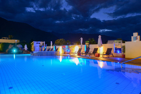 在意大利的拉娜晚上在豪华度假胜地的游泳池