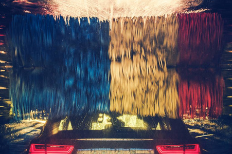 彩色汽车清洗在行动。现代车内纺洗刷