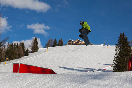 滑雪板行动 跳跃在山 Snowpark