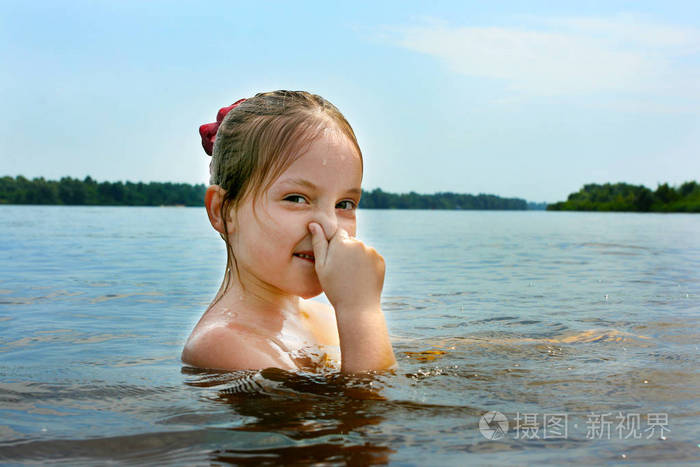 小女孩河边游泳图片