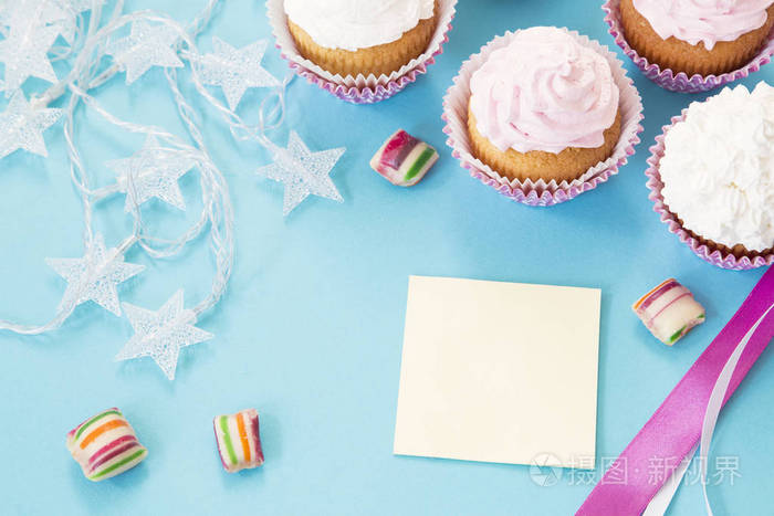 带空白留言的生日蛋糕