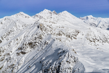 在冬天，意大利积雪覆盖的阿尔卑斯山