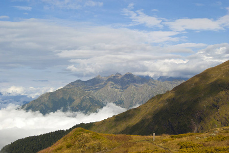 从高山高原到邻近山脉的清晨景色, 高高耸立在云层之上附近是旅行路线的足迹与路 sig