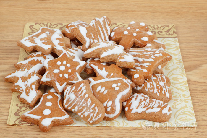 在木桌上圣诞 gingerbreads