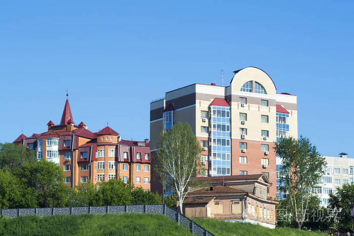 俄罗斯秋明州路堤上居住的多层建筑