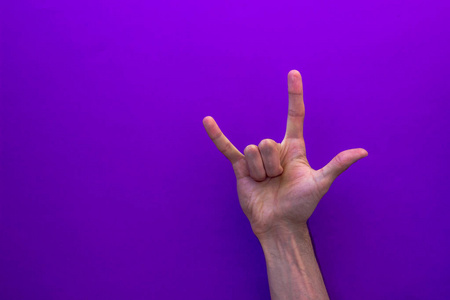 手被隔离在漂亮的纸紫色背景博客或网站左手