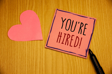 写的笔记显示你被雇用的激励呼叫。商业照片展示新员工招聘工作人员