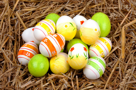 多彩绘的复活节彩蛋隐藏在秸秆的鸟巢