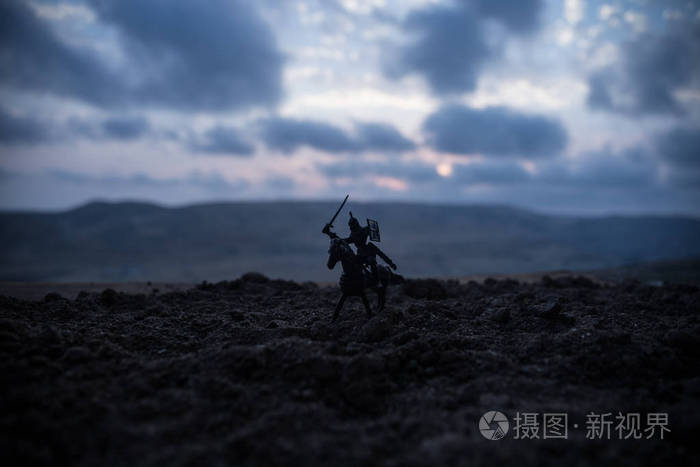 中世纪战斗场面与骑兵和步兵.