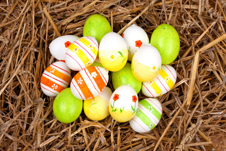 多彩绘的复活节彩蛋隐藏在秸秆的鸟巢