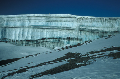 乞力马扎罗山上的冰川