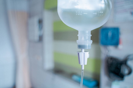 疾病关闭关闭了病人和输液泵在医院,治疗这种疾病的医生概念盐溶液滴