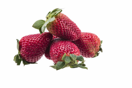 白色背景下的双胞胎和草莓