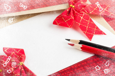 空白工艺信封在红色格子背景和圣诞节弓