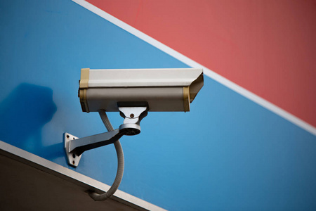 在建筑物或室外的墙上, 闭路电视摄像头或监视系统的低角度视图