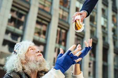 街头的人乞求一些食物坐在办公室中心附近