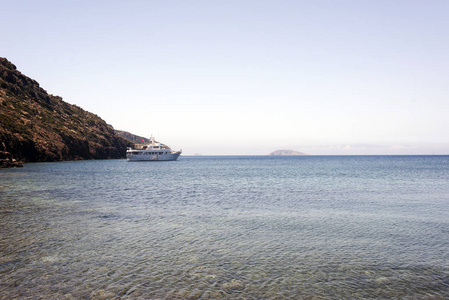 夏季希腊帕特莫斯海滩的海景和摩托艇景观