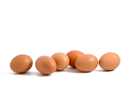 六个鸡蛋在一排白色背景
