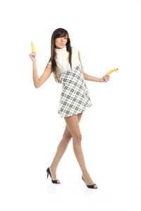 与香蕉穿裙子的年轻女子