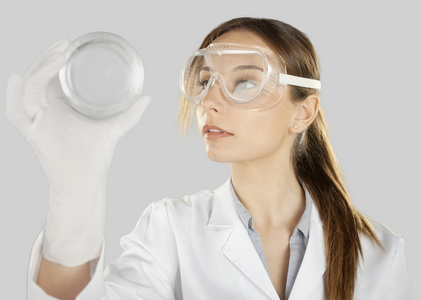 女科学家分析在实验室的培养皿
