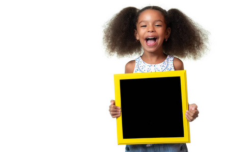 可爱的非洲裔美国小女孩拿着一个空白的黑板与文本隔离在白色