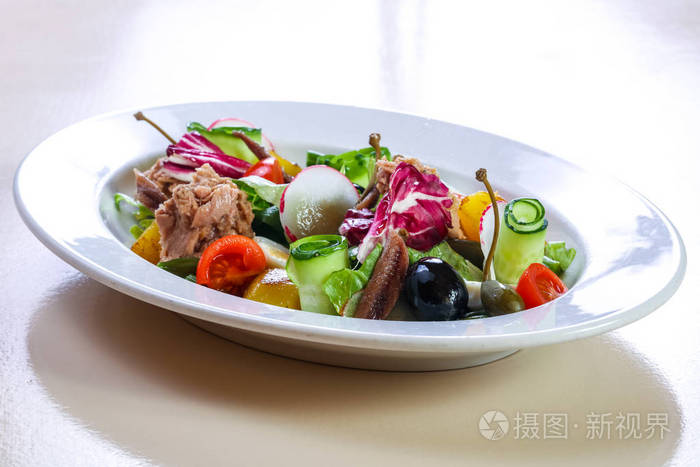 金枪鱼沙拉配蔬菜和橄榄