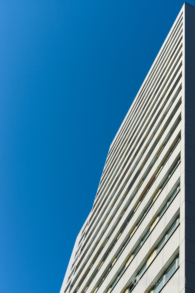 抽象背景的高层住宅楼和蓝蓝的天空