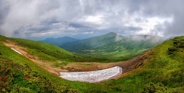 春天在大山上。乌克兰