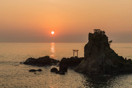 在 Hattachi 海滩，磐城，福岛县夏季海上日出