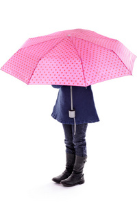 粉红色的雨伞下的小女孩图片