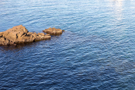 岩石和蓝色地中海