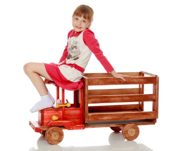 小女孩玩木制车