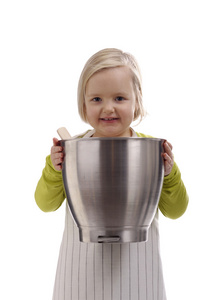 小女孩用的围裙和不锈钢的碗