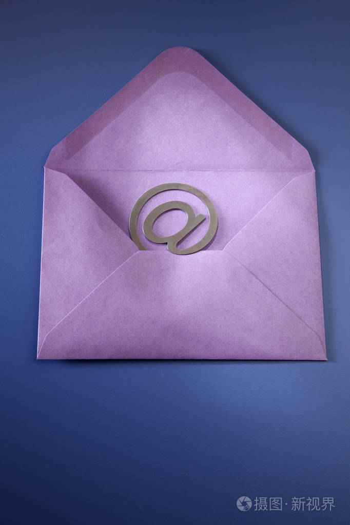 蓝色背景下的电子邮件概念图像