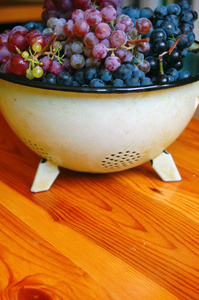 熟彩葡萄串在菜肴中的特写图片