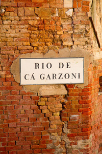 意大利威尼斯这座古城的街道上