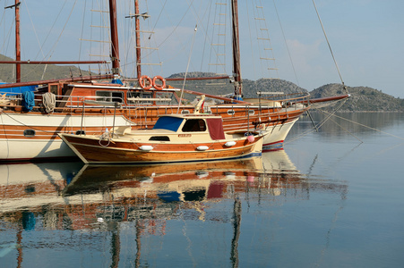 老木帆船在海上湾