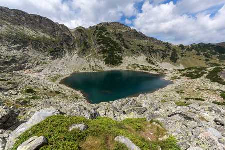 绿色的山丘与保加利亚里拉山 Musalenski 湖泊景观