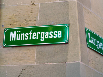 典型的街道名字标志在老城市, 伯尔尼, 瑞士