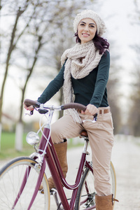 年轻女子骑自行车