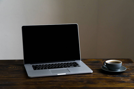 在老式木桌上模拟笔记本电脑和咖啡杯, 博客工作区概念