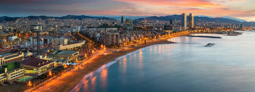 巴塞罗那海滩在早晨日出与 Barcelobna 城市和海从旅馆的屋顶顶部, 西班牙