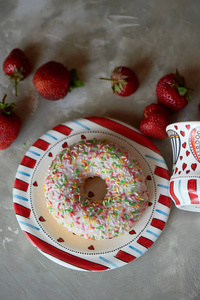 甜桌。草莓甜甜圈孩子的生日。灰色背景