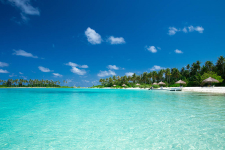 热带马尔代夫海岛与白色沙滩和海的看法