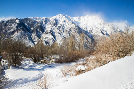 雪山风景, 山村