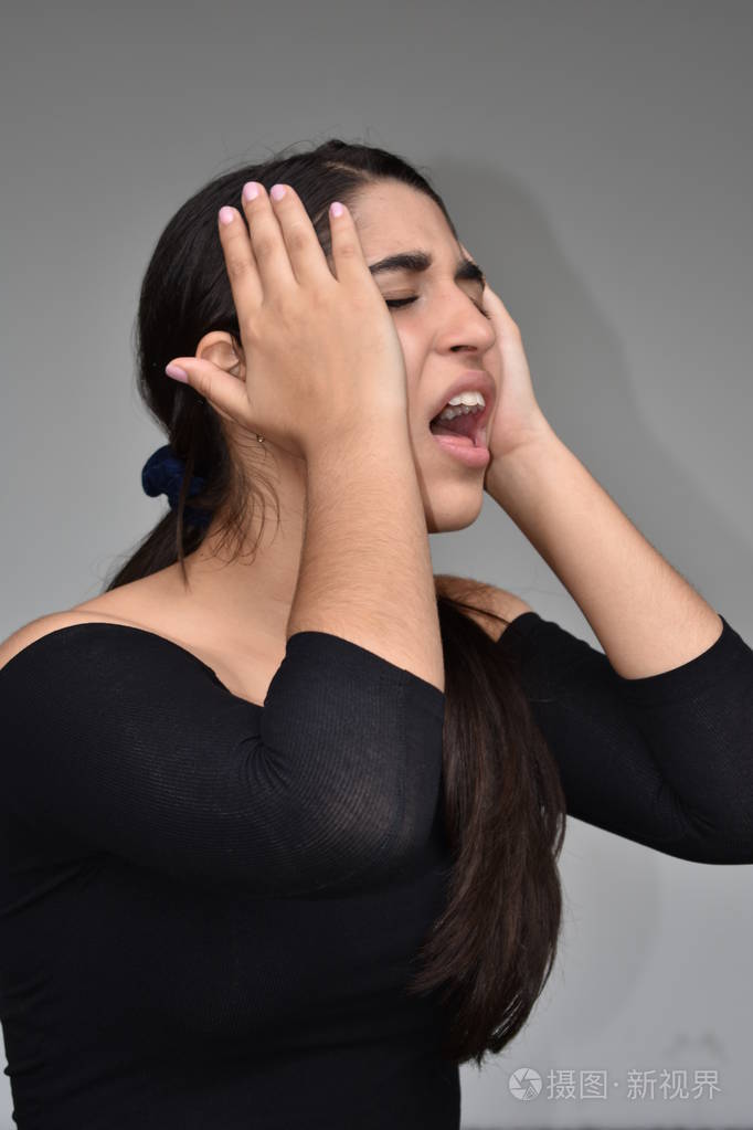 一个焦急的年轻女孩