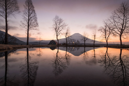 富士山在早上在 Fumotopara 露营地，富士，静冈县