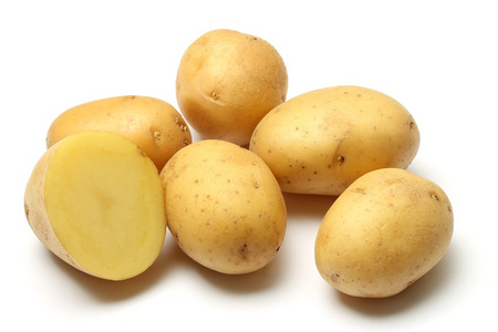 在白色背景上的土豆